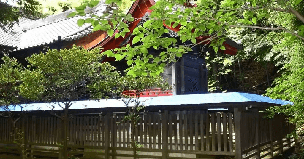 山頂近くにある神社の塀、銅板６０枚超はぎ取られる…総代怒り「地域が大切にしており大変ショック」 (読売新聞)