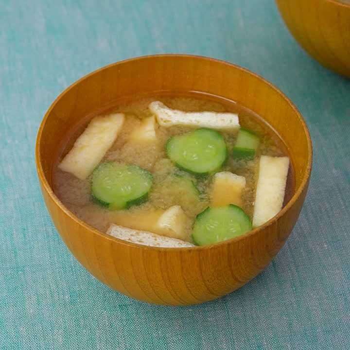 ほっとあたたまる♪ 油揚げときゅうりの味噌汁のレシピ動画・作り方 | デリッシュキッチン