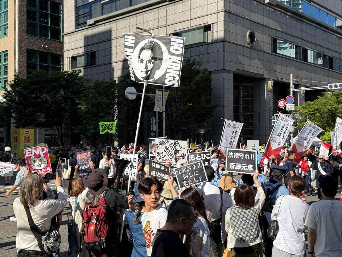 「招かれてないよ」斎藤知事「神戸まつり」パレード参加に反対派が抗議　「何のデモなん」戸惑う一般客も