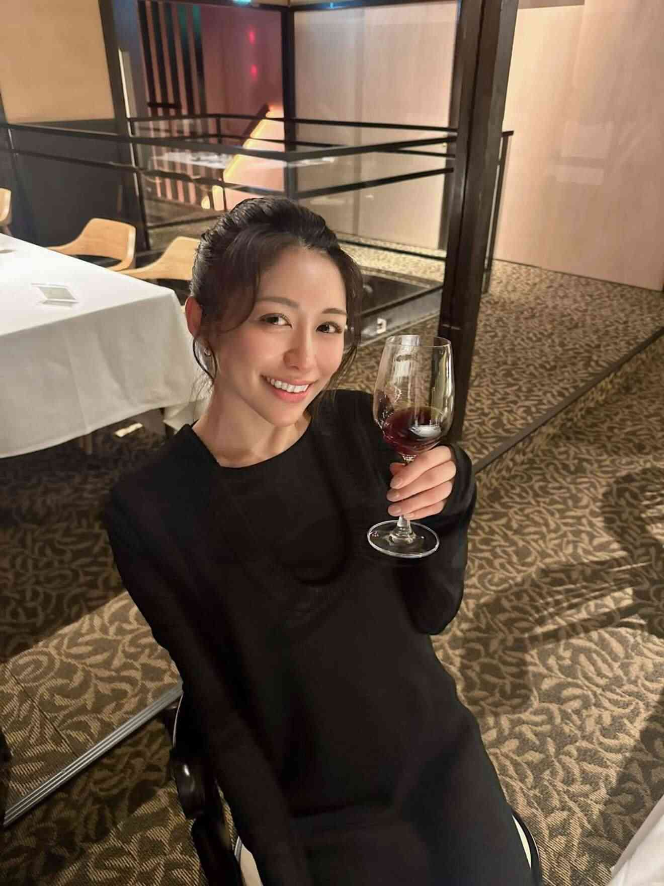 ホテルのベッドで飛び跳ね炎上の美人ママインフルエンサーが謝罪も「お子さんが気の毒」批判が止まぬ理由