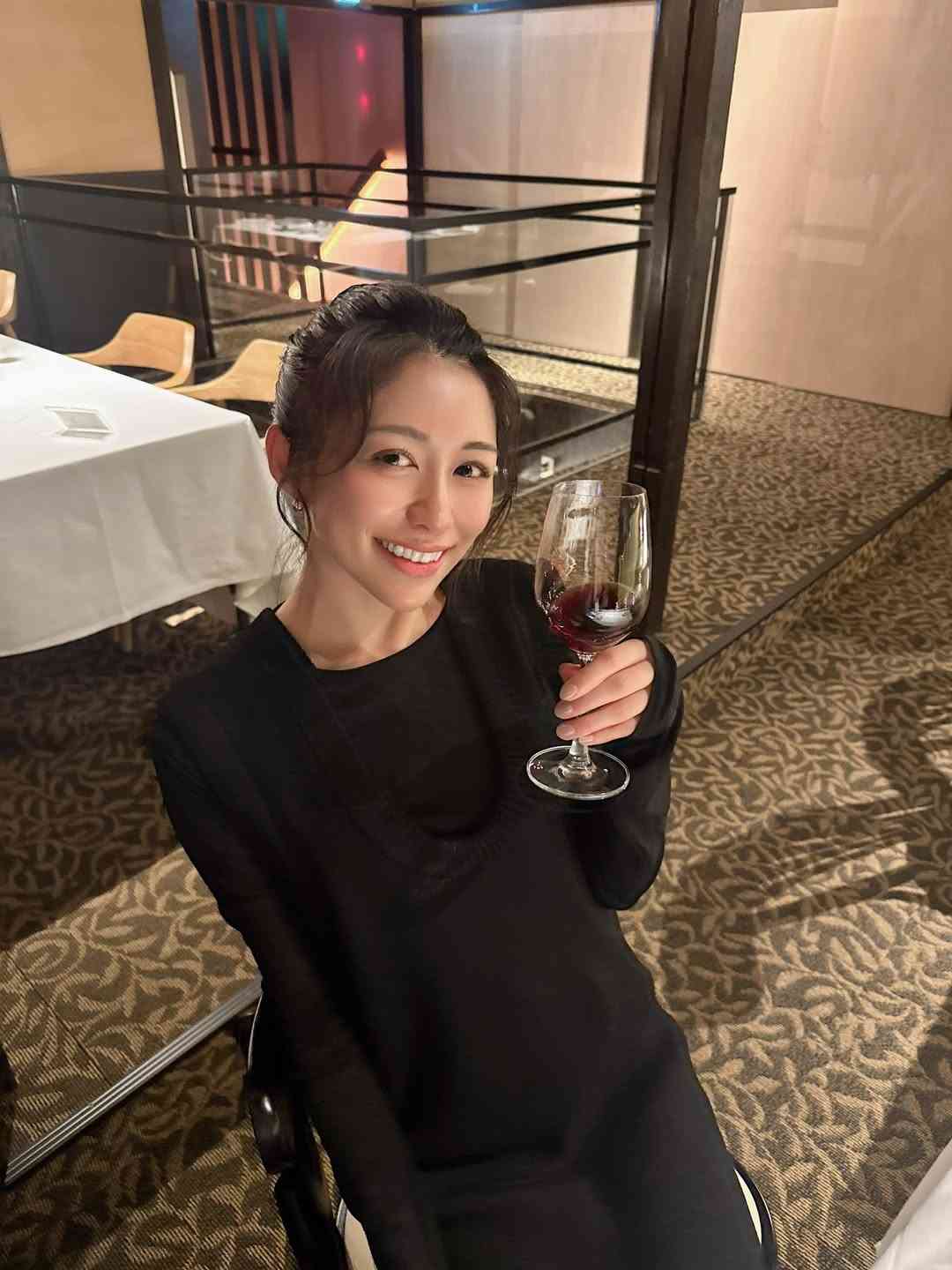 ホテルのベッドで飛び跳ね炎上の美人ママインフルエンサーが謝罪も「お子さんが気の毒」批判が止まぬ理由｜ニュース｜ピンズバNEWS