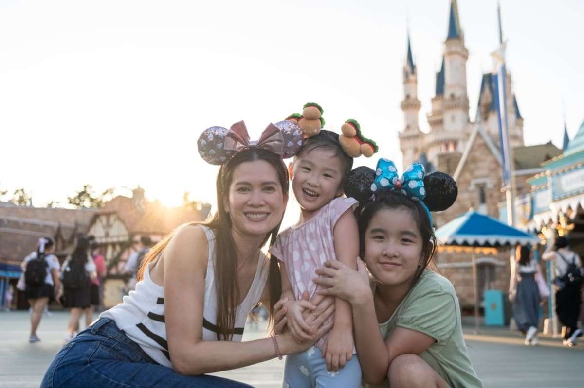 ディズニーで「4歳の子ども」に“3歳とウソ”をつかせ「タダで入園できた」というママ友にドン引き…「年齢確認されたことない」と言いますが、子どもが“かわいそう”ですよね？ 年齢を偽るリスクとは|ファイナンシャルフィールド|﻿子育て