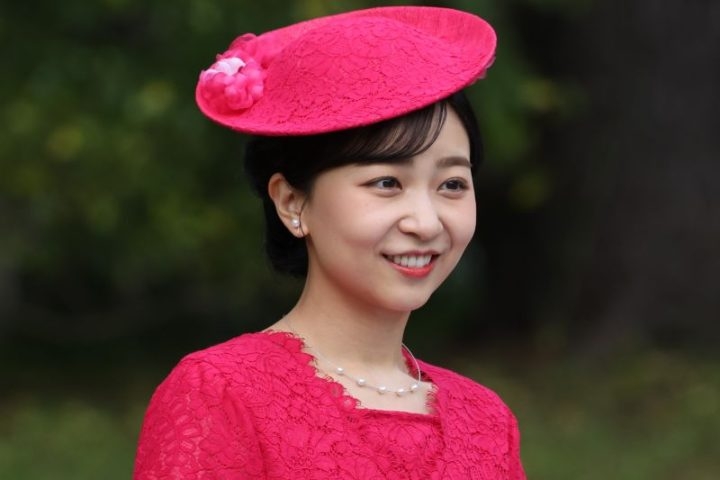 《ほんのり透けていた》佳子さま「7万円シースルーワンピ」は“大胆な花柄”で「自由にエモーショナルに」がコンセプトの人気ブランド（女性セブンプラス） - Yahoo!ニュース