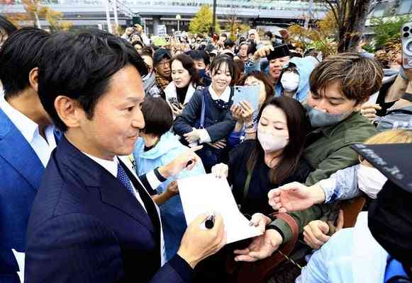 「招かれてないよ」斎藤知事「神戸まつり」パレード参加に反対派が抗議　「何のデモなん」戸惑う一般客も