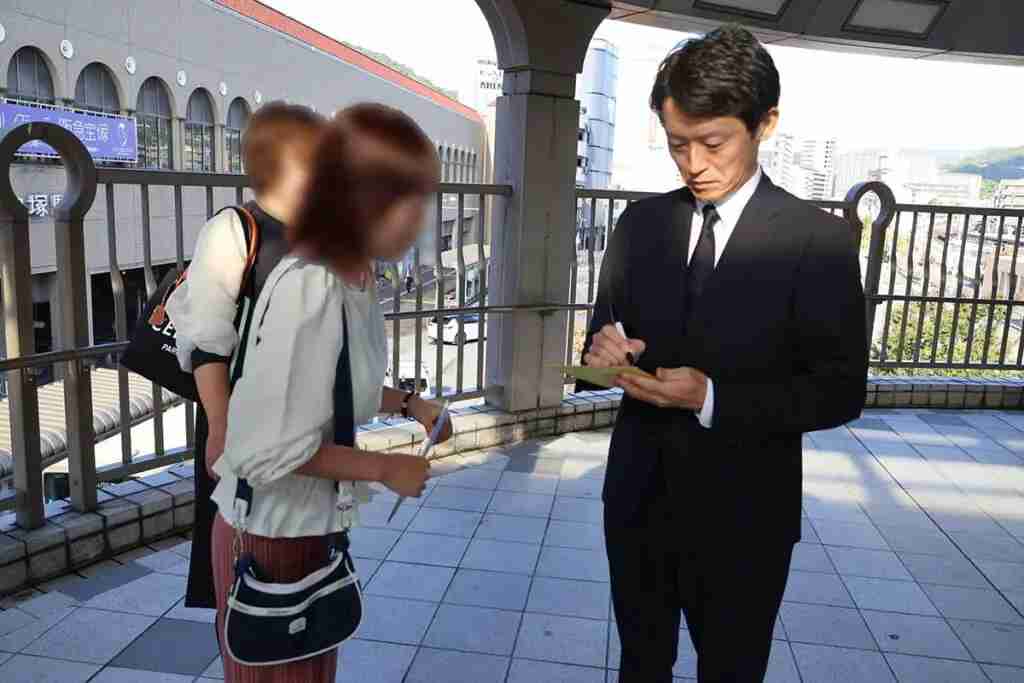 「招かれてないよ」斎藤知事「神戸まつり」パレード参加に反対派が抗議　「何のデモなん」戸惑う一般客も