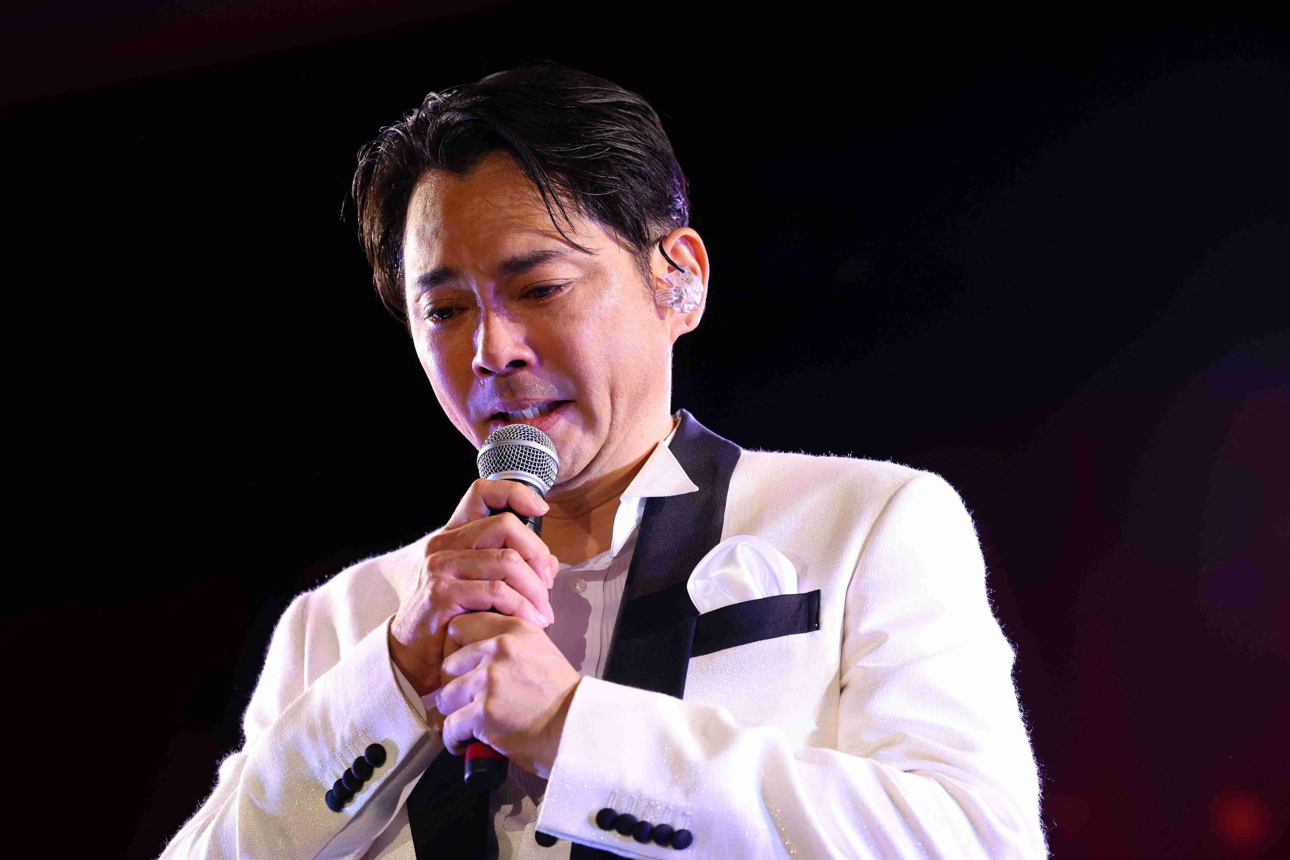 今井翼号泣！ディナーショーに滝沢秀明氏が感動のメッセージを寄せた！！「翼へ　あんなに小さかった男の子が、立派な大人に…」