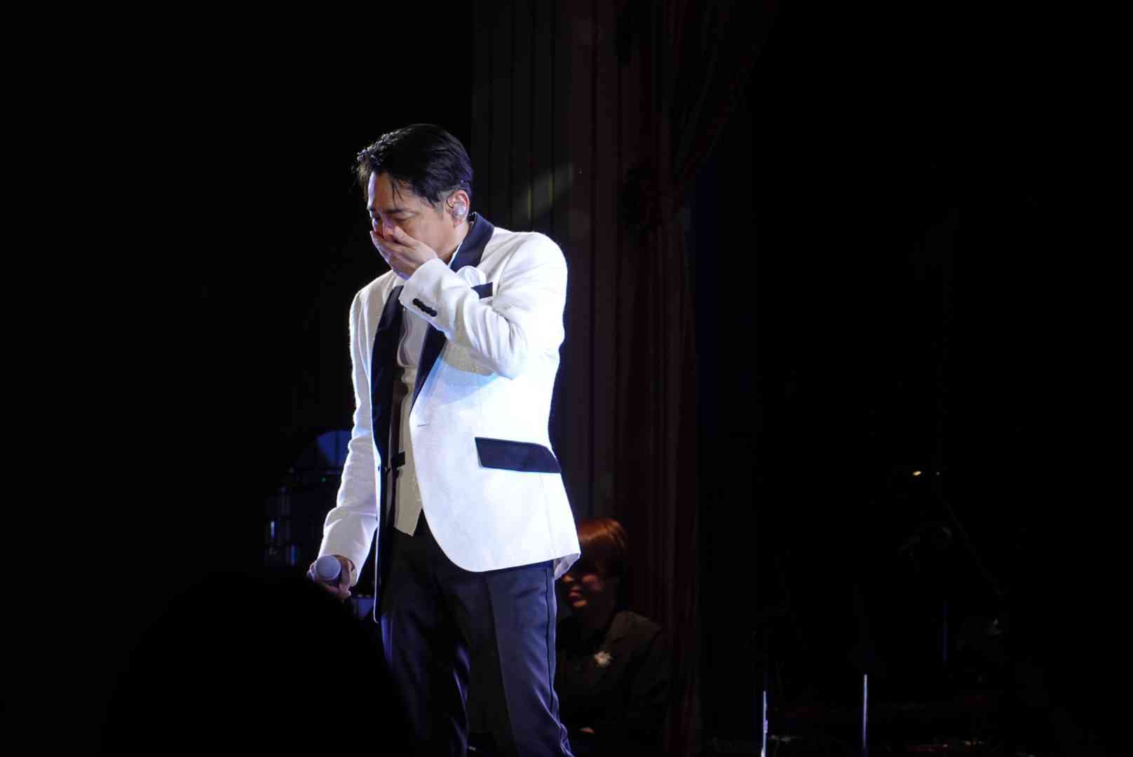 今井翼号泣！ディナーショーに滝沢秀明氏が感動のメッセージを寄せた！！「翼へ　あんなに小さかった男の子が、立派な大人に…」