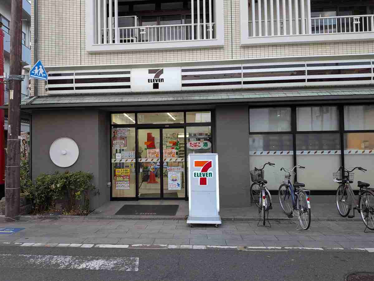 ファミマ、サンドイッチなどのロゴ白黒化を検討…ナフサから作られるインクの調達不安定で