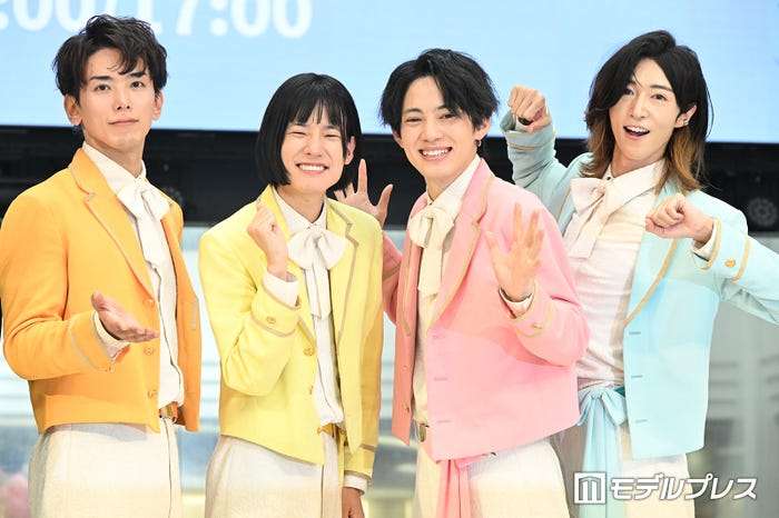 純烈の弟分グループ・モナキ、会場入り前の私服ショット披露「ステージとのギャップに悶絶」「おヨネちゃんの肩出しにやられた」と反響相次ぐ - モデルプレス