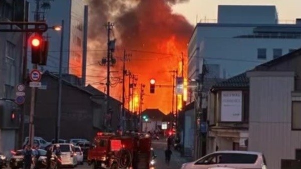 富山・高岡市の大法寺本堂が全焼か、約8時間40分後に鎮火　市中心部の火事に騒然 「炎と黒煙が…」