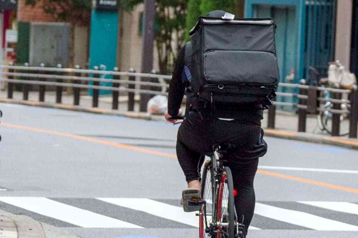 フードデリバリー配達員に広がる「青切符」の衝撃――「もうスマホは見られない」 1.2万円に震える現場と、可視化される“安全コスト”（Merkmal） | 自動車情報・ニュース - carview!