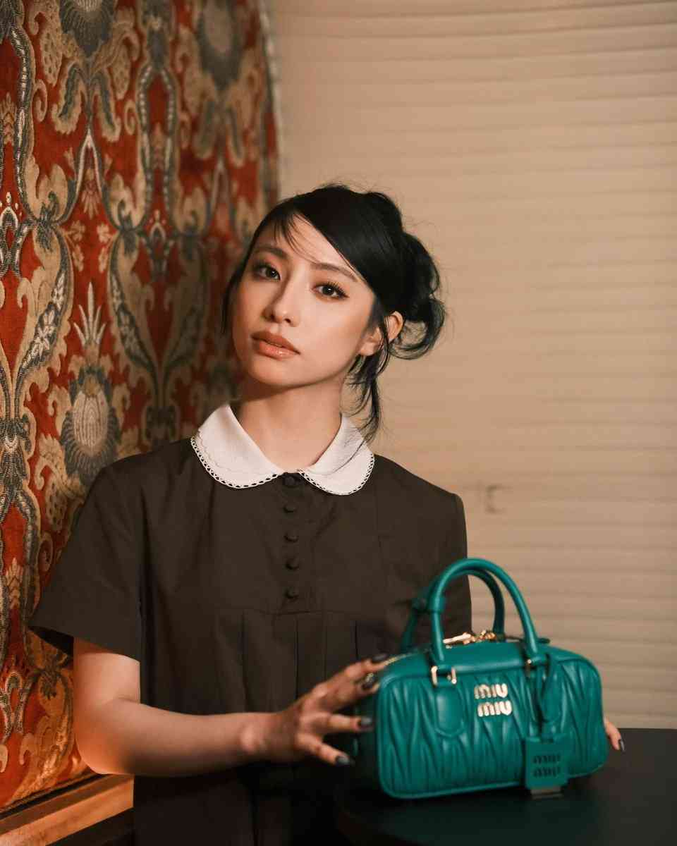 「まだ見たことのなかった私 」新しい学校のリーダーズ・KANON、セーラー服脱ぎ捨て大人モード全開ファッションに飛び交う“別人説”