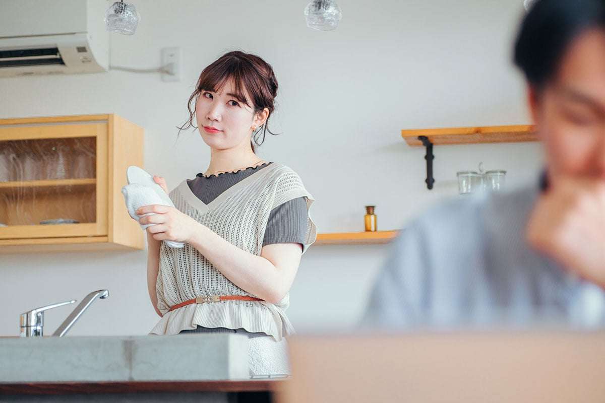 【名もなき家事】ゴミ箱洗い、シャンプーの詰め替え…一体“誰”がやってる！？「気づいた人がやる」が精神を削るワケ | オトナンサー