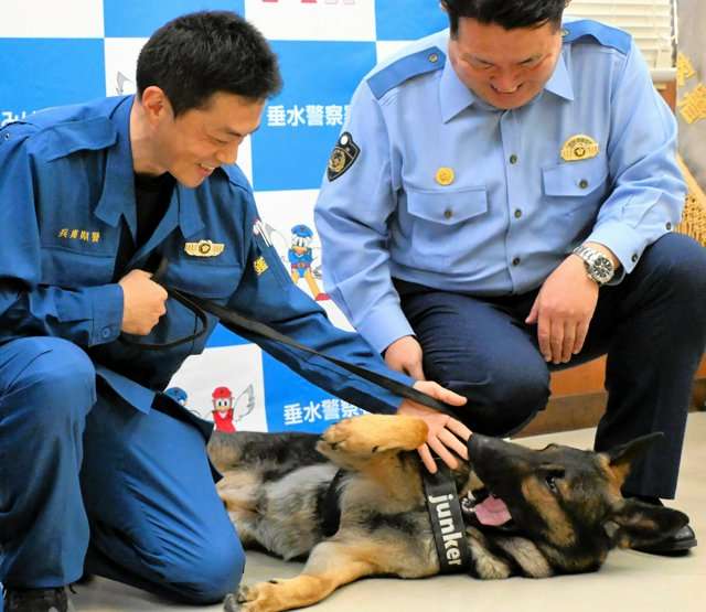 行方不明となった10代女性を発見、警察犬「ユンカー号」を表彰　兵庫県警垂水署