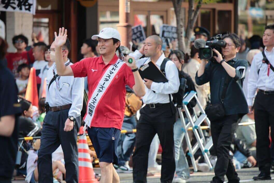 「SNSで大バズり」斎藤元彦知事がパレードで大ハッスル　「神戸まつり」参加を巡り飛び交ったうわさ（J-CASTニュース） - Yahoo!ニュース