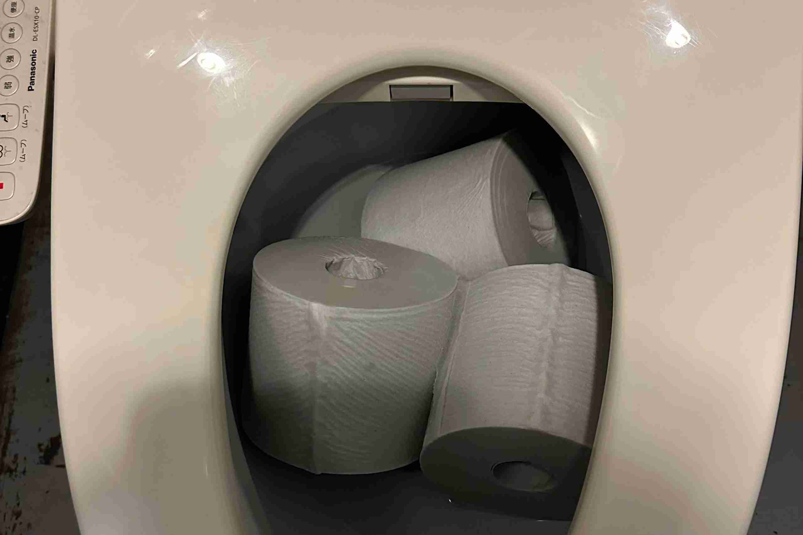男子トイレ便器に捨てられた大量の物体　目を疑う光景に「立派な犯罪では」と怒りの声 – Sirabee