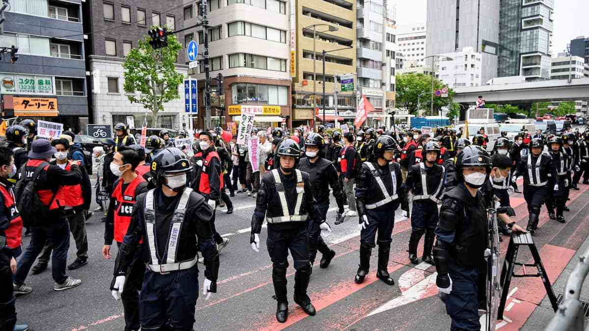 【動画】「昭和100年式典を粉砕する」全学連が武道館周辺でデモ　機動隊ともみ合いに…逮捕者も - 産経ニュース
