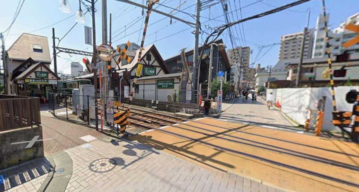 「危ない！」電車が来るのに踏切内にいて...　女性観光客2人組の動画が拡散、江ノ電の見解は: J-CAST ニュース