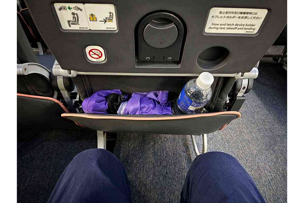 満席の機内で背もたれが