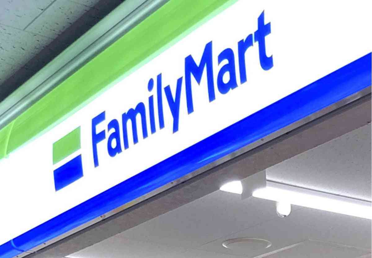 ファミマ、サンドイッチなどのロゴ白黒化を検討…ナフサから作られるインクの調達不安定で