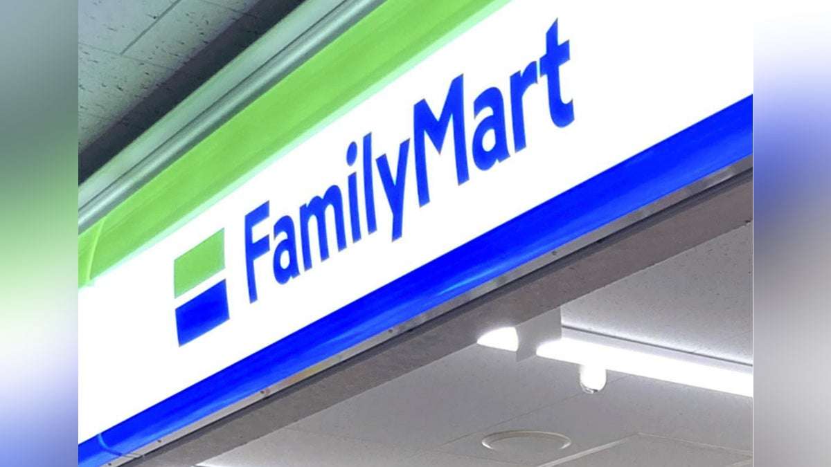 ファミマ、サンドイッチなどのロゴ白黒化を検討…ナフサから作られるインクの調達不安定で : 読売新聞