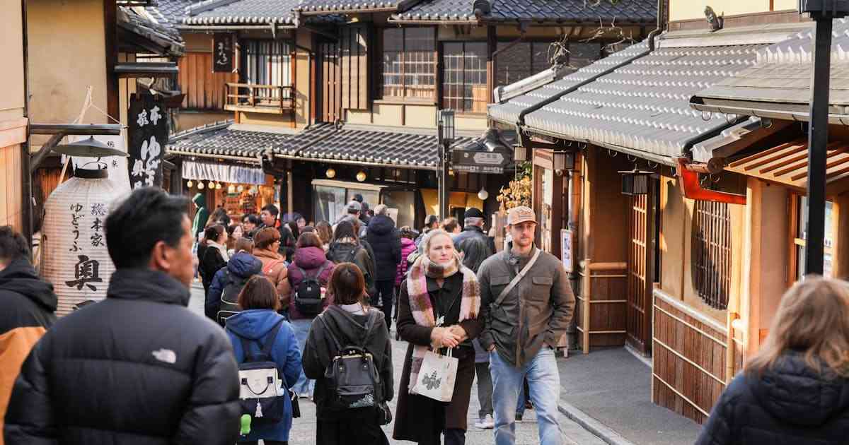 訪日外国人客、3月は3.5%増の361万人　中東客は3割減 - 日本経済新聞