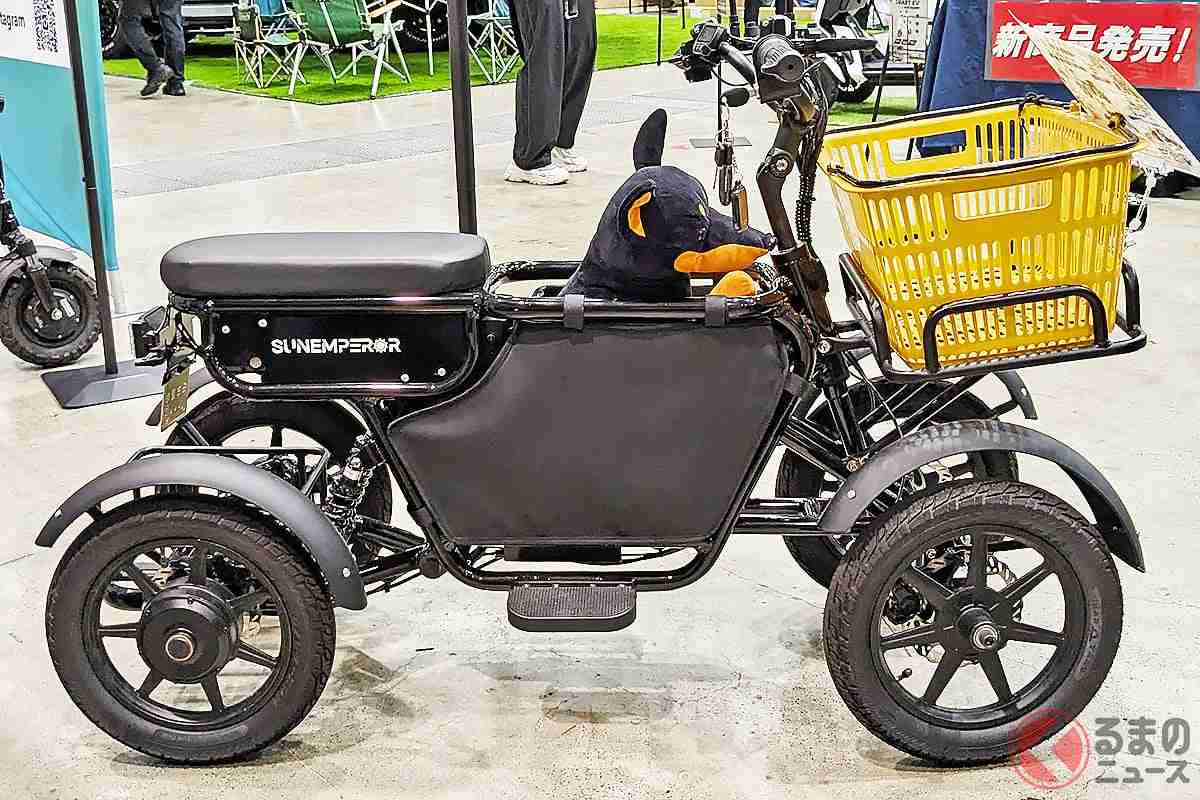 免許なしで公道も乗れる！ 新型「4輪モデル」実車公開！ センターバッグ搭載で「愛犬も