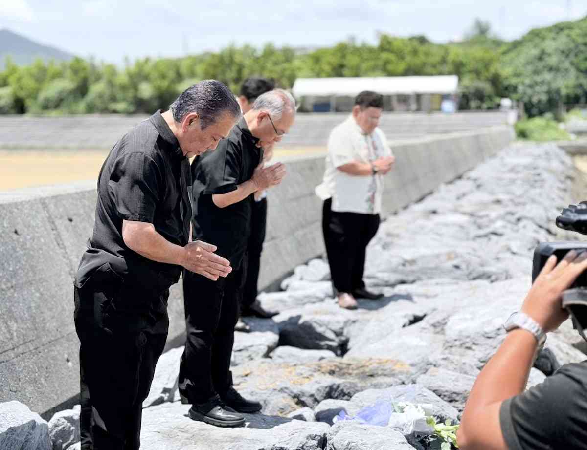 辺野古転覆、事故2カ月を前に沖縄県議会議長が防波堤で献花「悲しみでいっぱい」（産経新聞） - Yahoo!ニュース