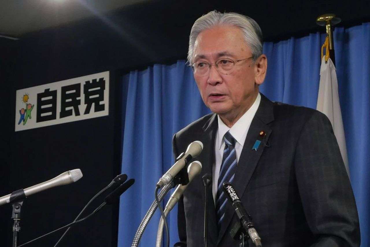 《防災訓練》自民党・古屋圭司議員の“ふざけヘルメット姿”に「小学校の方がちゃんとやってる」批判が殺到した緊張感のなさ | 週刊女性PRIME