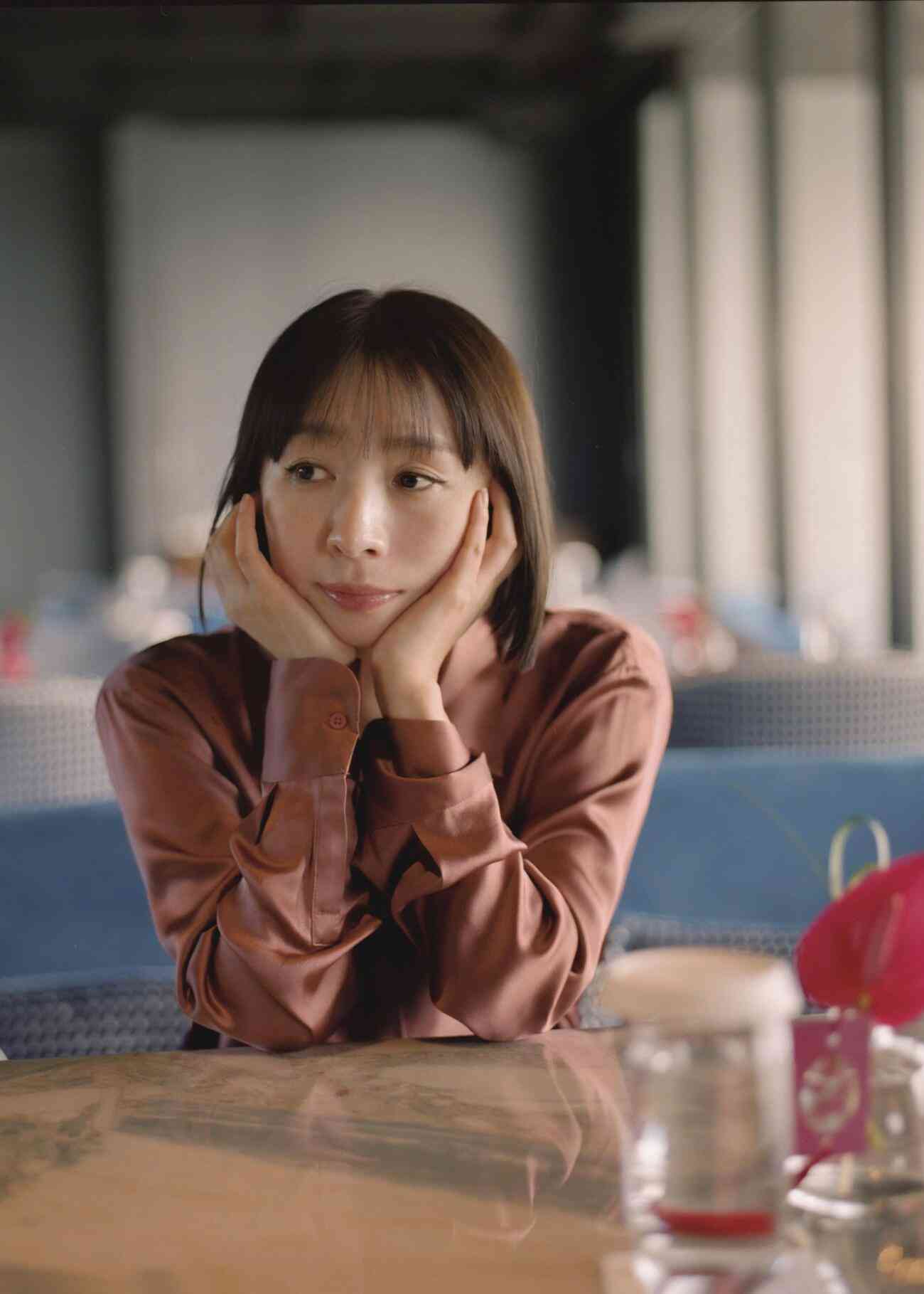 45歳酒井若菜、13年ぶり写真集発売決定　飾ることのない“今”映す先行カットで白ランジェリーショットも