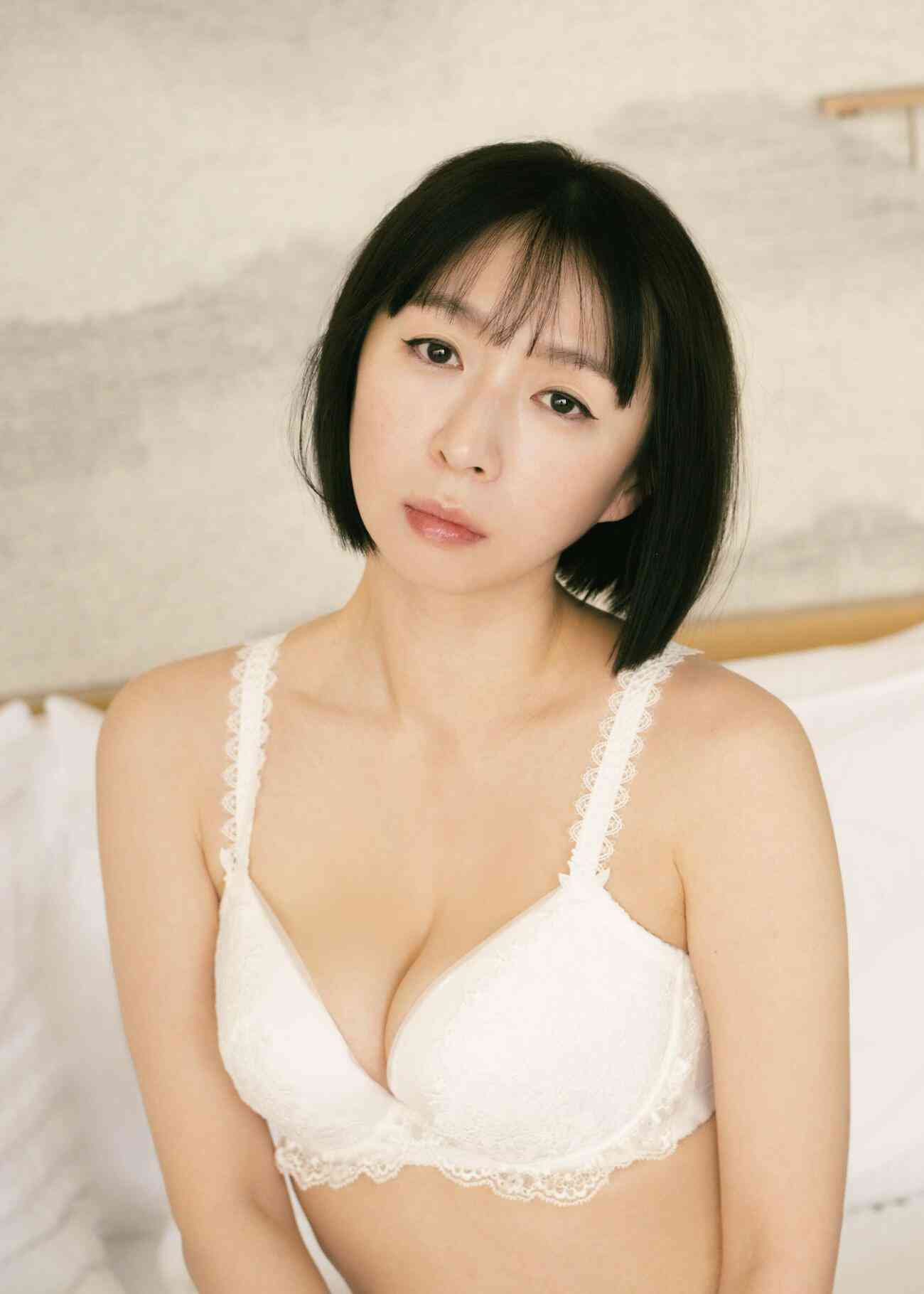 45歳酒井若菜、13年ぶり写真集発売決定　飾ることのない“今”映す先行カットで白ランジェリーショットも