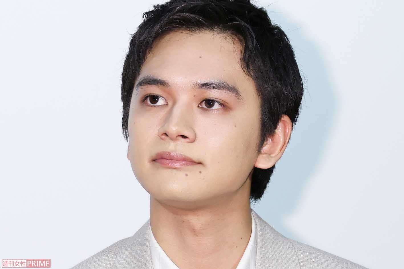 北村匠海、JR東海のCMに“激似イケメン”出没で「え？匠海じゃないの？」ファンも驚愕した“そっくりな横顔” | 週刊女性PRIME