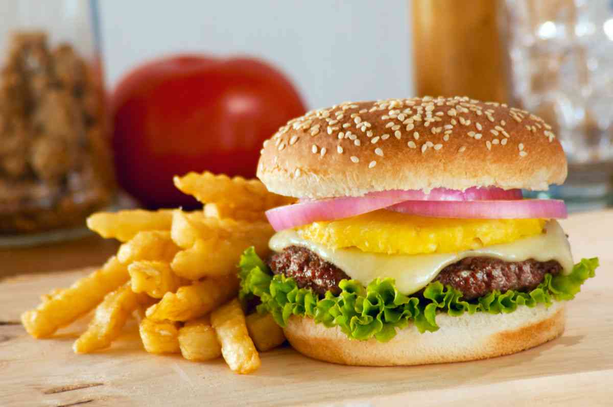 10年ぶりの「ハワイ旅行」で、ハンバーガーセット「3000円超」に大後悔！ 4人家族「年収600万円」に海外旅行は“高嶺の花”？「円安×インフレ時代」の海外旅行の残酷なリアル|ファイナンシャルフィールド|﻿その他暮らし
