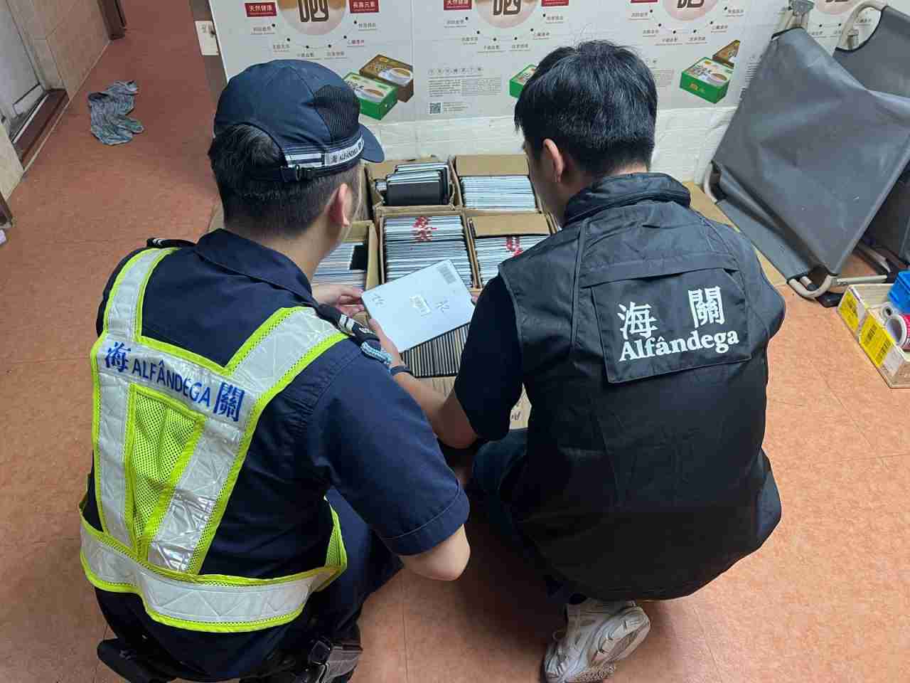 マカオ税関が店舗に偽装の運び屋向け密輸品供給拠点の摘発実施…中古電子製品約600点発見（マカオ新聞） - Yahoo!ニュース
