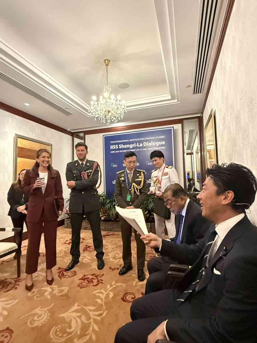 小泉進次郎防衛相、オランダ副首相への“神切り返し”で大爆笑も…直後の「ディランありがとう」タメ口投稿にツッコミ殺到