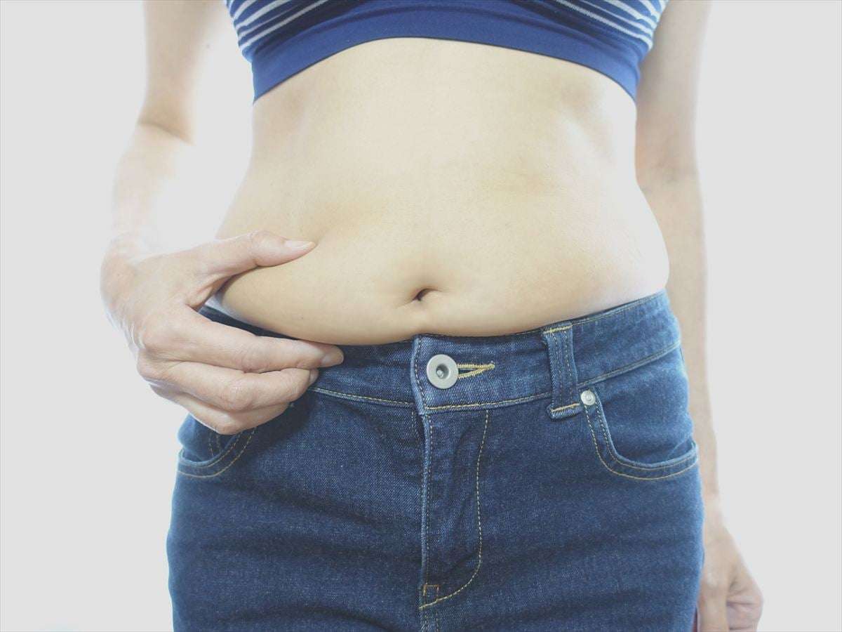 薄着で気になる“ぽっこりおなか”、ずんどう体型 もしかしたら“あばら開き”かも？ 改善法と“NG習慣” | オトナンサー