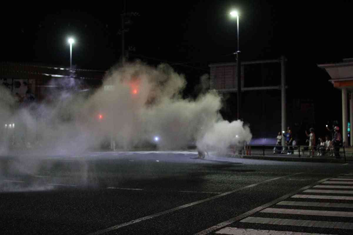 消火器噴射SNSで予告「福岡の暴走族が来る」、交差点に見物100人超…逃走中に事故・１人重体