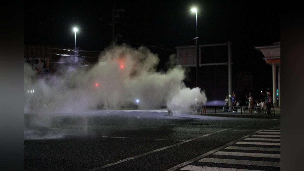 消火器噴射ＳＮＳで予告「福岡の暴走族が来る」、交差点に見物１００人超…逃走中に事故・１人重体 : 読売新聞