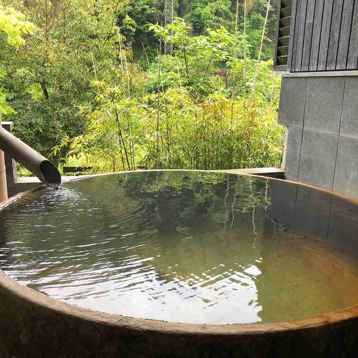 5歳男児が不明の浴室「湯船と同じ高さに窓」警察の到着時には窓が開いた状態　温泉施設で男の子行方不明　川を中心に捜索続く　鹿児島・霧島市　