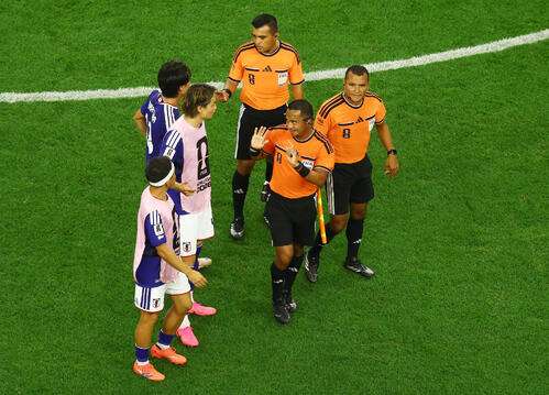 日本代表ハームタイムに板倉滉、長友佑都、中村敬斗が審判団と話し合い - ワールドカップ2026 : 日刊スポーツ