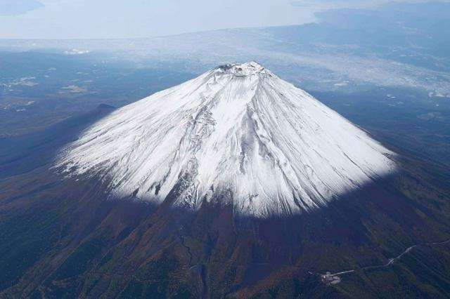 富士山「閉山中の登山禁止」　市長が主張、登山家らは反対署名…なぜ