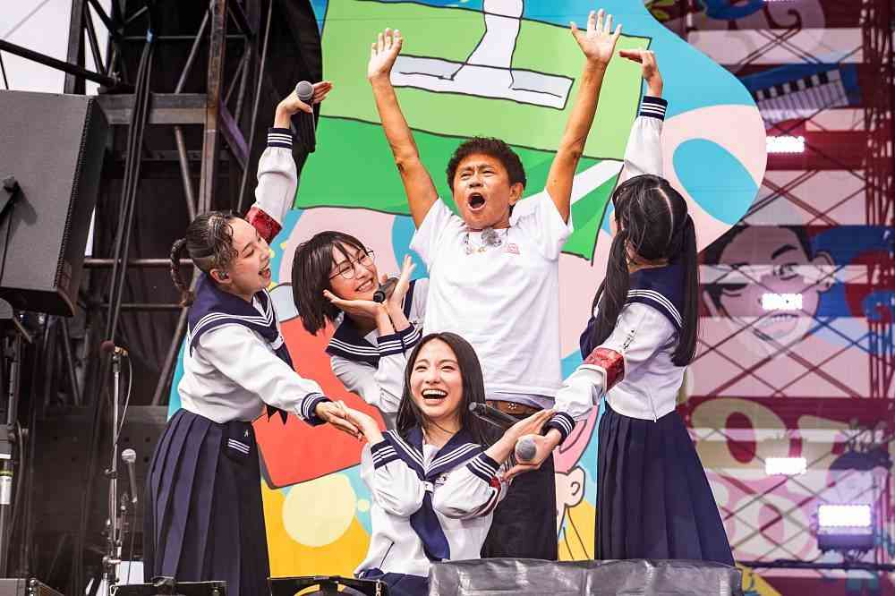 新しい学校のリーダーズ「ごぶごぶフェス」に登場　“青春浜田雅功靴下”を履いてパフォ（vois ヴォイス） - Yahoo!ニュース