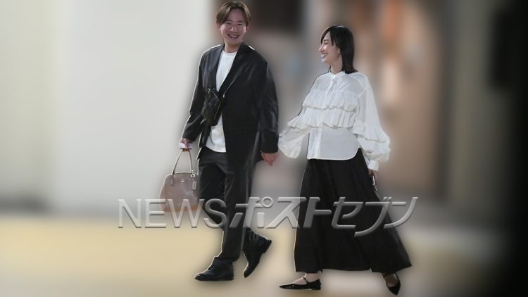 《幸せオーラ全開》NHK林田理沙アナ、離婚乗り越えて世界的サックス奏者・上野耕平さんと極秘再婚していた! 夫がカバンを持ち見つめ合う“親密デート現場”