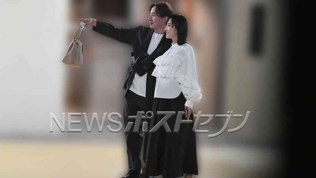 《幸せオーラ全開》NHK林田理沙アナ、離婚乗り越えて世界的サックス奏者・上野耕平さんと極秘再婚していた！　夫がカバンを持ち見つめ合う“親密デート現場”