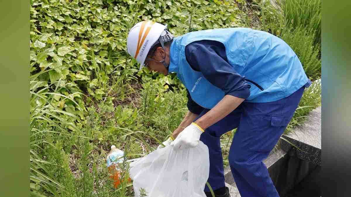 高速道の「黄金のペットボトル」、悪臭放ち清掃員の心理的負担大きく…背景に運送業界の事情 : 読売新聞