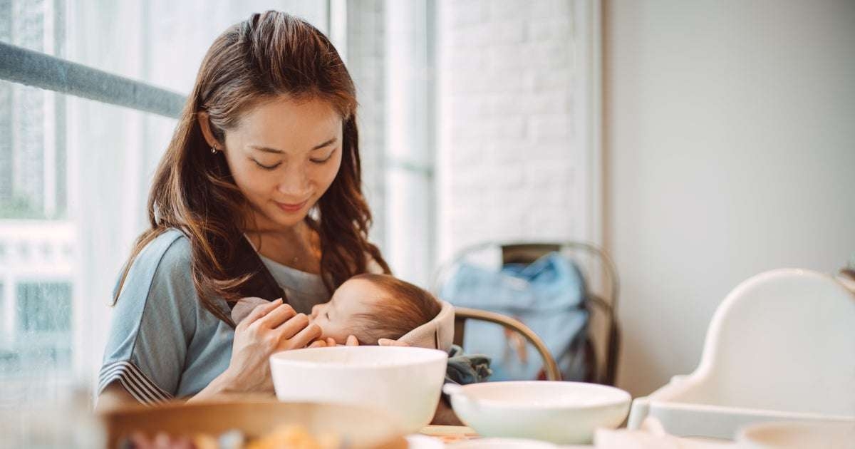 「授乳は性的なものではない」カフェでの授乳をダメと言われた親の投稿に反響。公共の場での授乳を法律で保護する国も