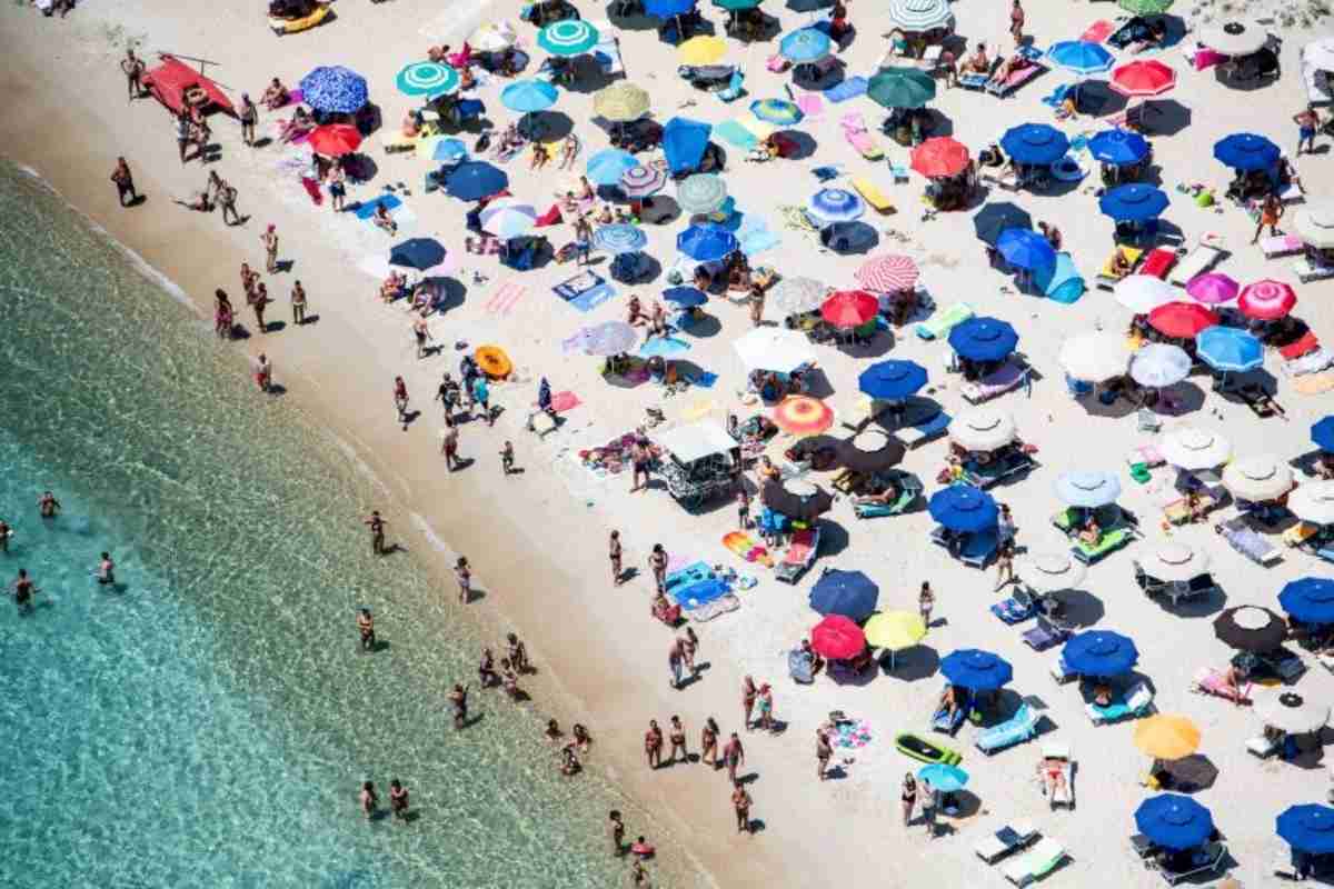 人気ビーチのパラソル禁止に批判殺到、使用OKは10歳までと高齢者のみ　イタリア - CNN.co.jp
