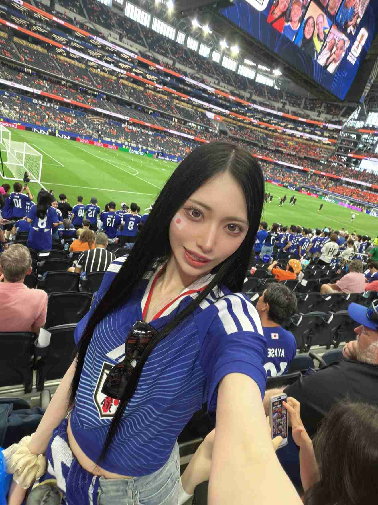 「パパ活」を疑う声も…美女インフルエンサーの“W杯ひとり観戦”投稿が炎上　YouTubeで語った4年前の決意