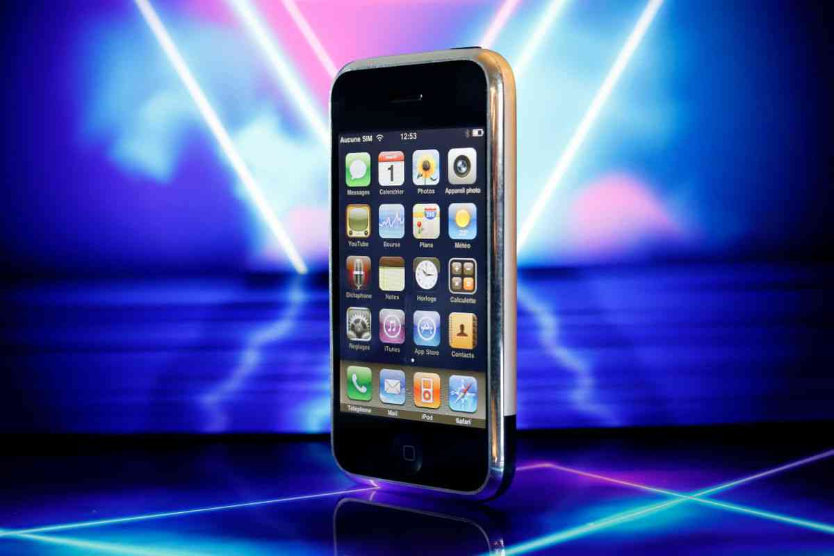 iPhoneが出生率低下に関係していると全米経済研究所「NBER」が発表、人々がスマホにのめり込んで性行為の機会が減ったとの指摘 - GIGAZINE