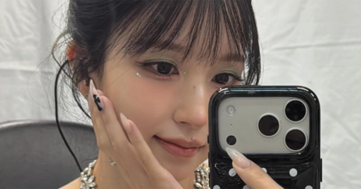 《“大胆”ドレスの胸がはだけて…》TWICE・ミナ　大型音楽祭で起きたハプニングにファン騒然 | 女性自身